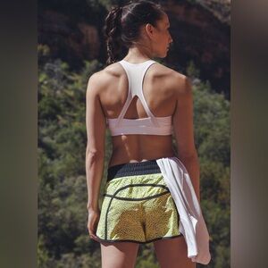 Lululemon Tracker Short III 4-way Stretch- Size 6